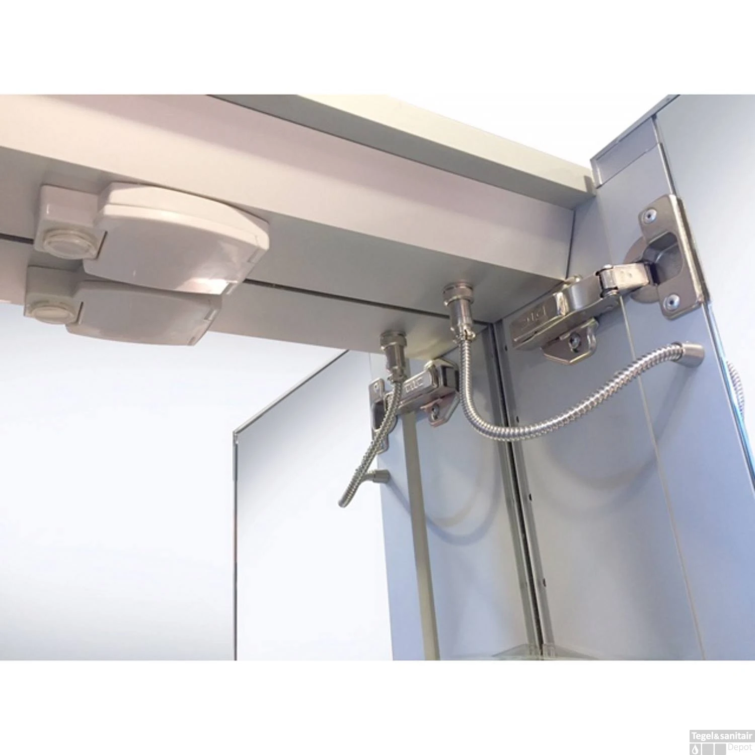 Spiegelkast Best Design Aluma Incl. LED Verlichting 100x80cm 3 Spiegelkast Best Design Aluma Incl. LED Verlichting 100x80cm - Afbeelding 3