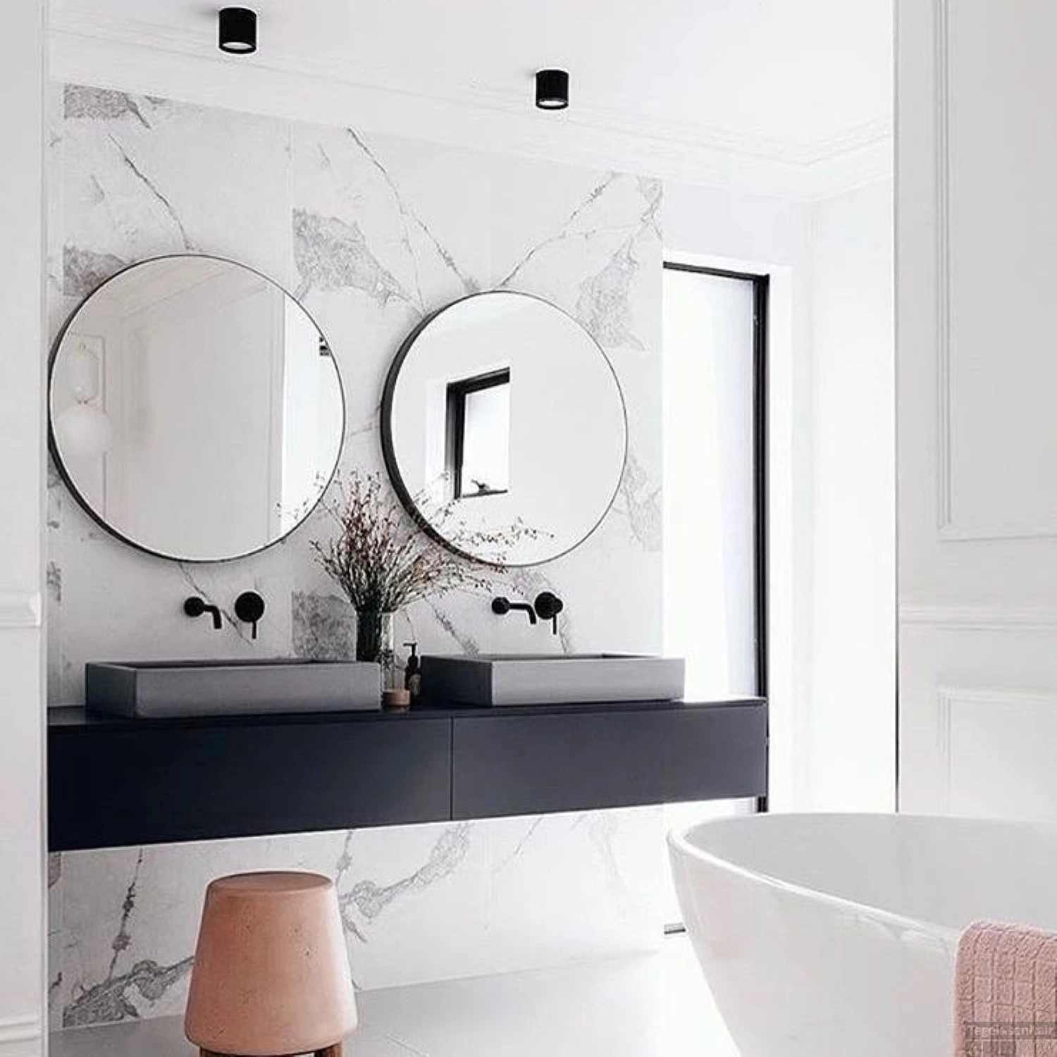 Badkamerspiegel Rond Martens Design Toronto Mat Zwart RVS Frame (alle Maten) 2 Badkamerspiegel Rond Martens Design Toronto Mat Zwart RVS Frame (alle Maten) - Afbeelding 2