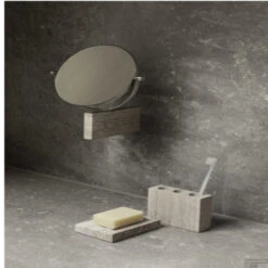 Wandspiegel Blomus Lamura Mourning Dove -Winkel Voor Badkamerdouchebenodigdheden blomus marmeren wandspiegel lamura mourning dove sfeer2