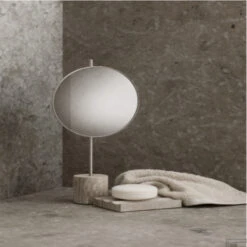 Wandspiegel Blomus Lamura Mourning Dove -Winkel Voor Badkamerdouchebenodigdheden blomus marmeren wandspiegel lamura mourning dove sfeer3